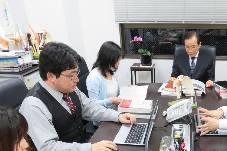 週に2回の定例 医学勉強会の様子